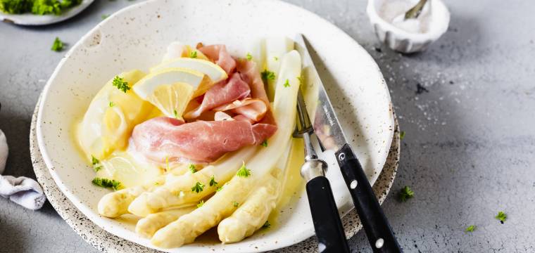 Spargel mit Kartoffeln und Sauce hollandaise