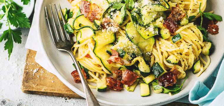 Spaghetti mit Zucchini-Carbonara Spaghetti mit Zucchini-Carbonara