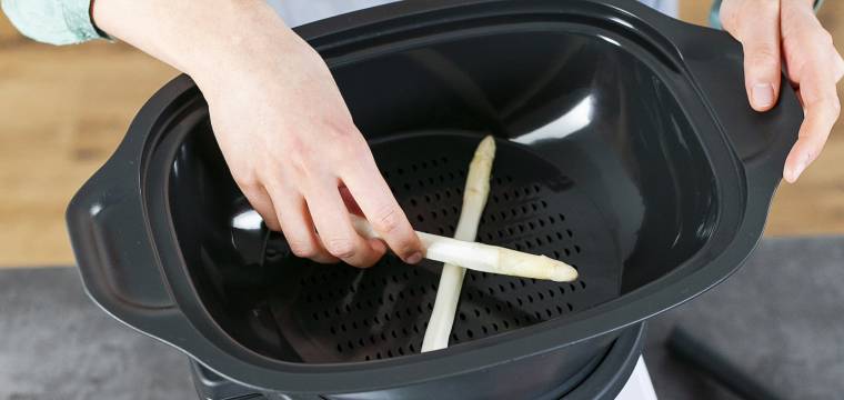 Zwei Stangen Spargel gekreuzt im Dampfgaraufsatz des Monsieur Cuisine