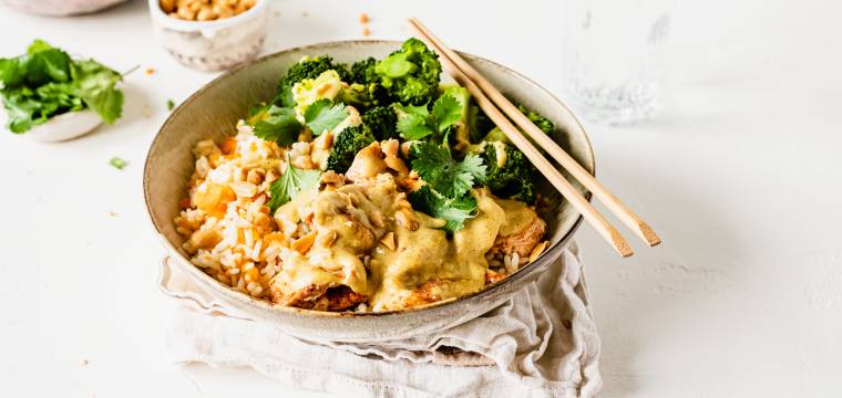 Thai-Hähnchen mit Karotten-Reis und Erdnusssoße