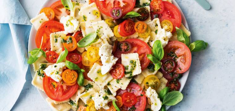 Ravioli-Caprese-Salat mit Basilikum-Pestodressing