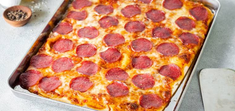 Salami-Pizza vom Blech Salami-Pizza vom Blech