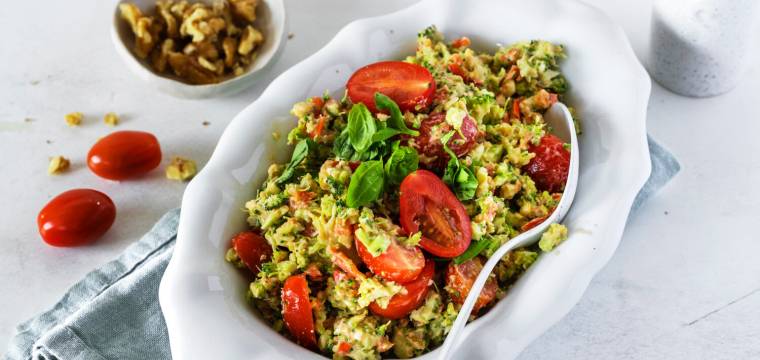 Brokkolisalat mit Feta und Walnüssen