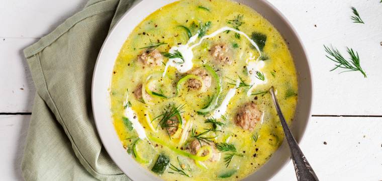 Low-Carb-Zucchinitopf mit Hackbällchen
