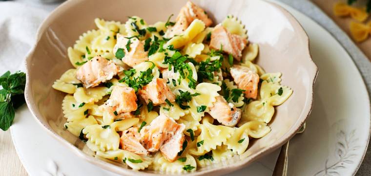 Nudeln mit Lachs und Kräuter-Käsesoße