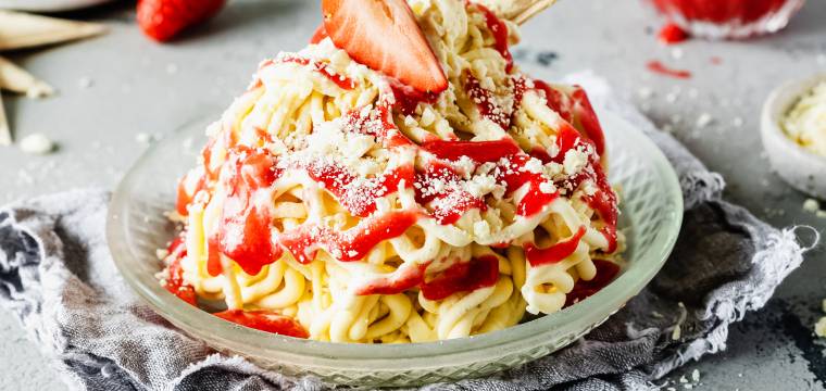Spaghettieis mit Erdbeersoße