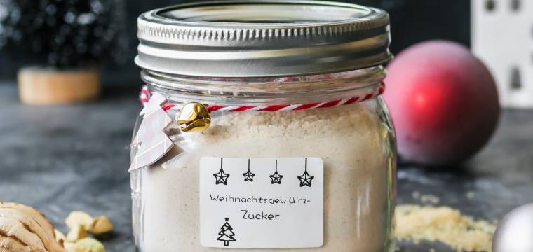 Weihnachtsgewürz-Zucker als Geschenk im Glas.