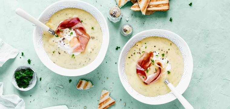 Kartoffelsuppe mit Schinken in zwei Schalenn