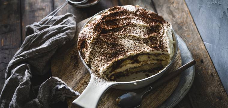 Tiramisu angeschnitten in einer Schale