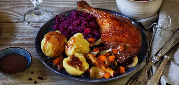 Ente mit Rotkohl, Klößen & Rotweinsoße