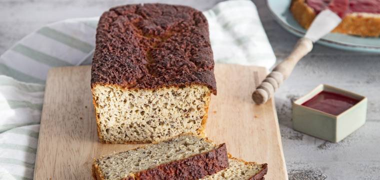 Eiweißbrot angeschnitten auf einem Holzbrett