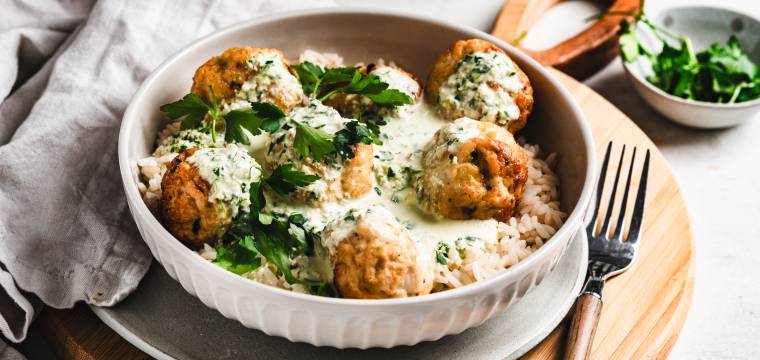 Geflügelfrikadellen mit Feta-Rahm-Soße