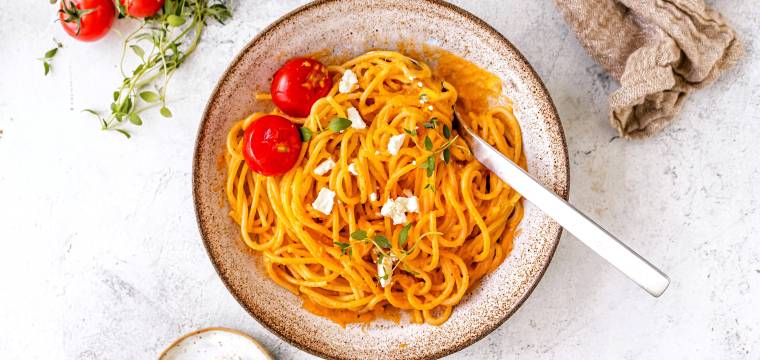 Spaghetti mit gerösteter Tomaten-Feta-Soße Spaghetti mit gerösteter Tomaten-Feta-Soße