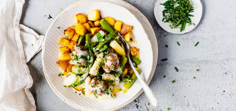Spargelragout mit Hackbällchen und Kartoffelwürfeln