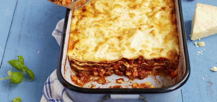 Lasagne in einer Auflaufform angeschnitten