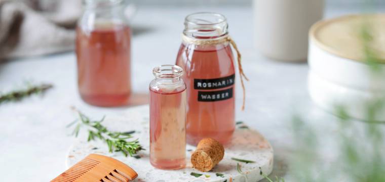 Rosmarinwasser für volles gesundes Haar
