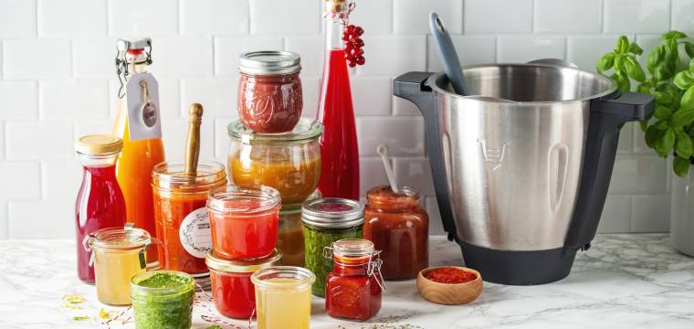 Einmachen, Gläser neben dem Mixbehälter des Monsieur Cuisine