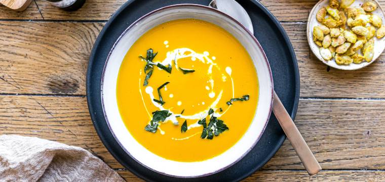 Kürbis-Kokos-Suppe mit Kürbiskernen