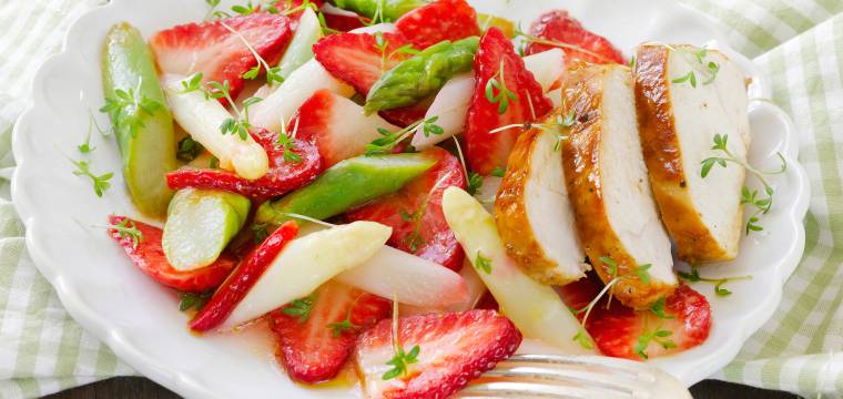Erdbeer-Spargel-Salat mit Hähnchenbrust
