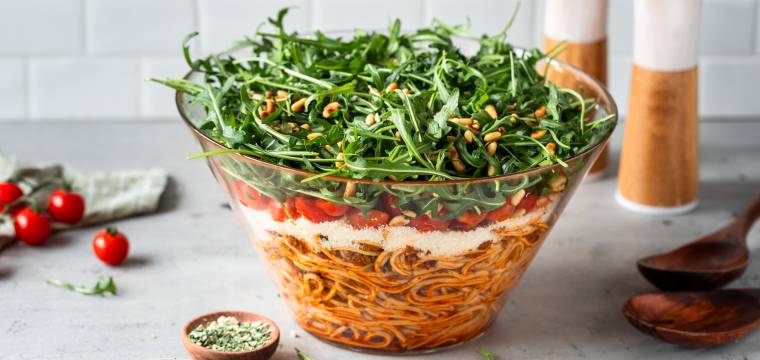 Italienischer Spaghetti-Schichtsalat