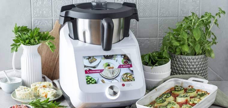 Der Monsieur Cuisine umgeben von leckeren Gerichten