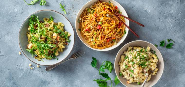 Verschiedene Nudelsalate in drei Schüsseln