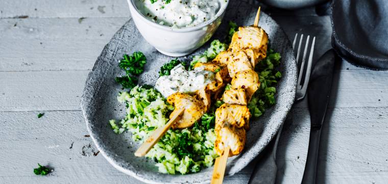 Hähnchenspieße mit Zaziki und Krautsalat Hähnchenspieße mit Zaziki und Krautsalat