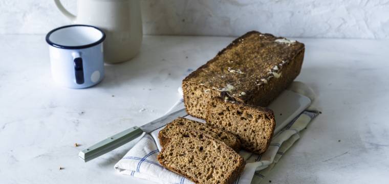 Dinkelbrot angeschnitten auf hellem Untergrund Dinkelbrot angeschnitten auf hellem Untergrund