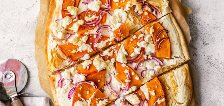 Flammkuchen mit Kürbis und Feta Flammkuchen mit Kürbis und Feta