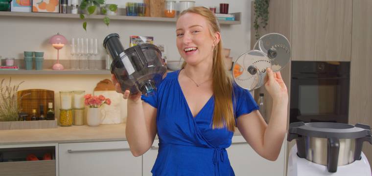 Frau mit blauem Oberteil hält den Wunderslicer® in der Hand Frau mit blauem Oberteil hält den Wunderslicer® in der Hand