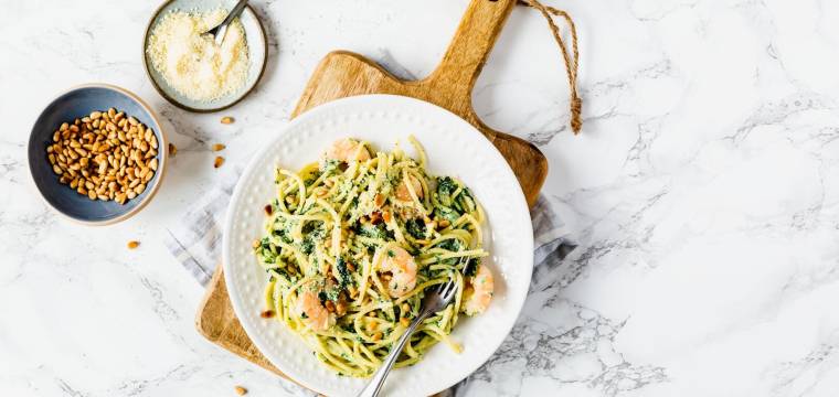 Spaghetti mit Scampi auf einem weißen Teller von oben fotografiert