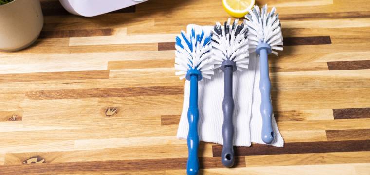 Drei Bürsten liegen auf der Arbeitsplatte vor dem Monsieur Cuisine Drei Bürsten liegen auf der Arbeitsplatte vor dem Monsieur Cuisine