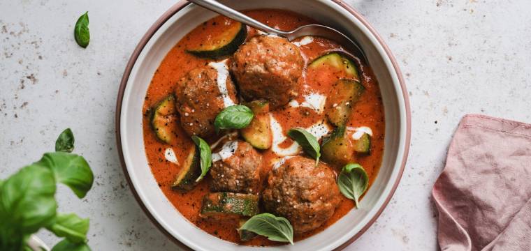 Italienischer Zucchinitopf mit Hackbällchen