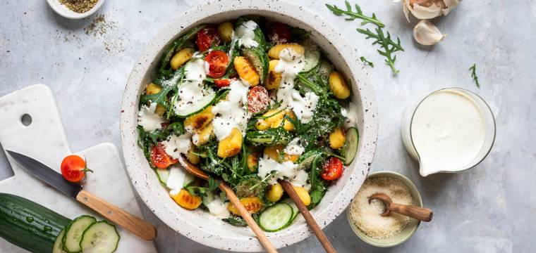 Knuspriger Gnocchi-Gurken-Salat mit Joghurtdressing