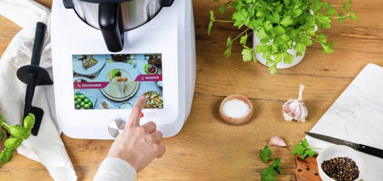 Der Monsieur Cuisine, eine Hand nimmt Einstellungen am Display vor