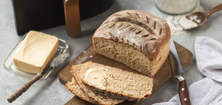Dinkel-Joghurtkruste angeschnitten auf einem Brett vor dem Airfryer