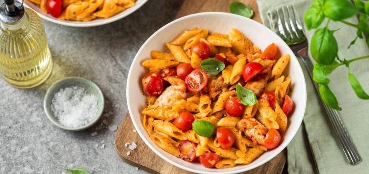 One Pot Chicken Pasta mit Tomaten und Mozzarella