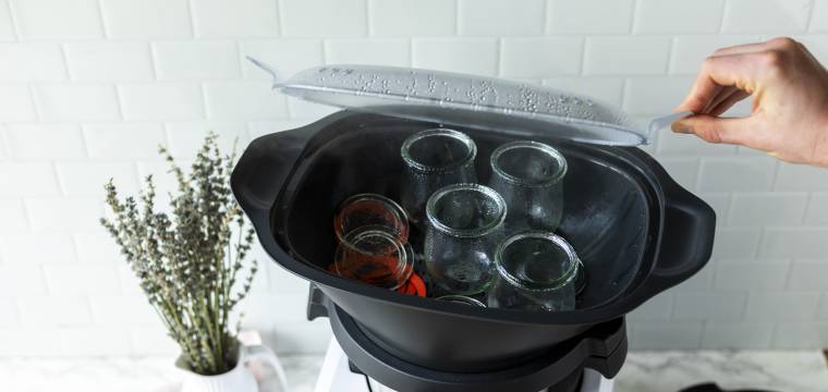 Gläser im Dampfgaraufsatz des Monsieur Cuisine