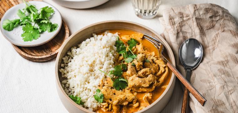 Leichtes Curry Pulled Chicken mit Blumenkohlreis