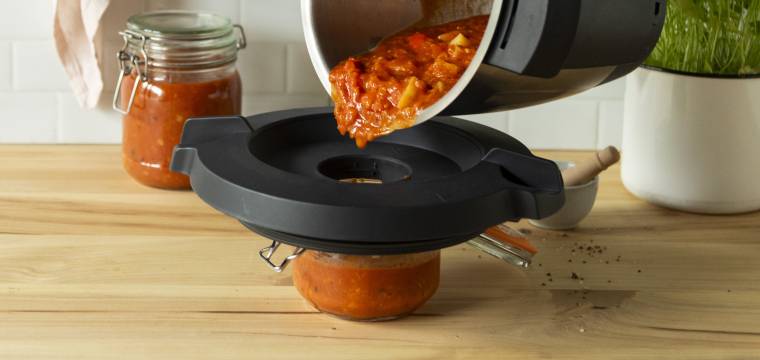 Monsieur Cuisine Topf mit Tomatensoße