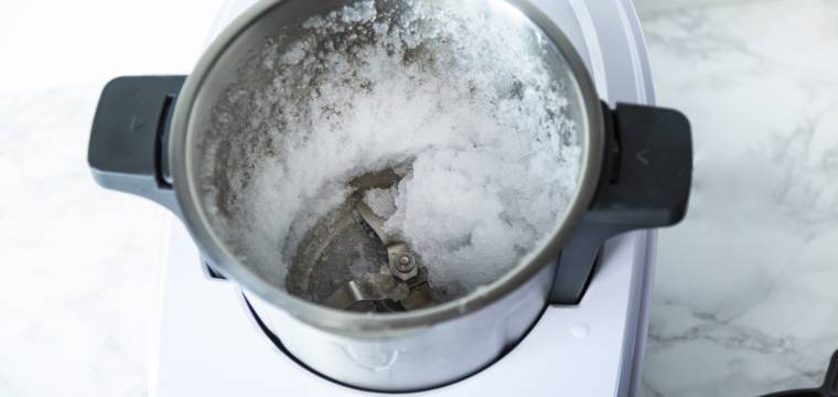 Crushed Ice im Mixbehälter des Monsieur Cuisine