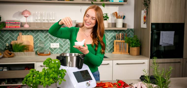 Isy gibt Salz in den Monsieur Cuisine