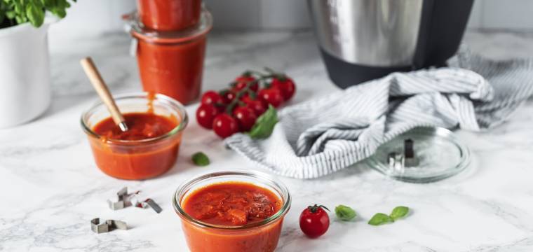 tomatensoße in Vorratsgläsern