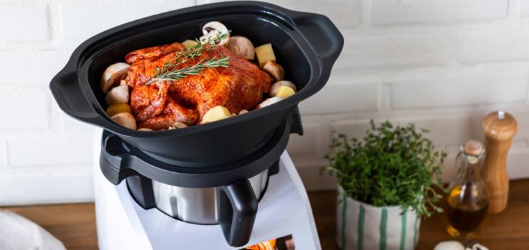 Ein ganzes Hähnchen im Dampfgaraufsatz des Monsieur Cuisine