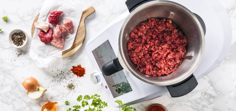 Monsieur Cuisine von oben fotografiert, Hackfleisch im Mixbehälter