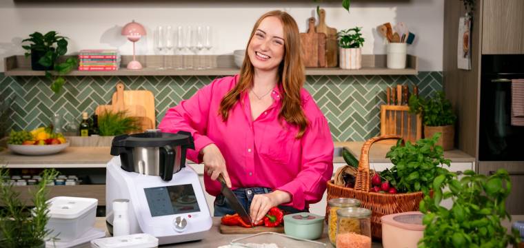 Isy von zaubermix neben dem Monsieur Cuisine, sie schneidet Gemüse