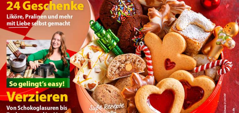 Schachtel mit Plätzchen und Weihnachtsdeko