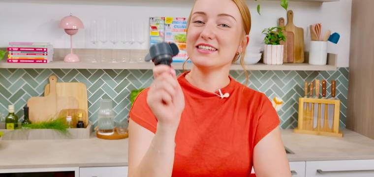 Isy mit dem TeigMeister in der Hand