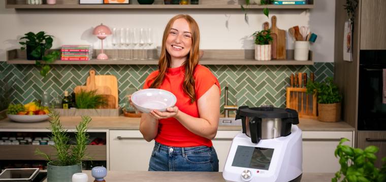 Isy von zaubermix neben dem Monsieur Cuisine