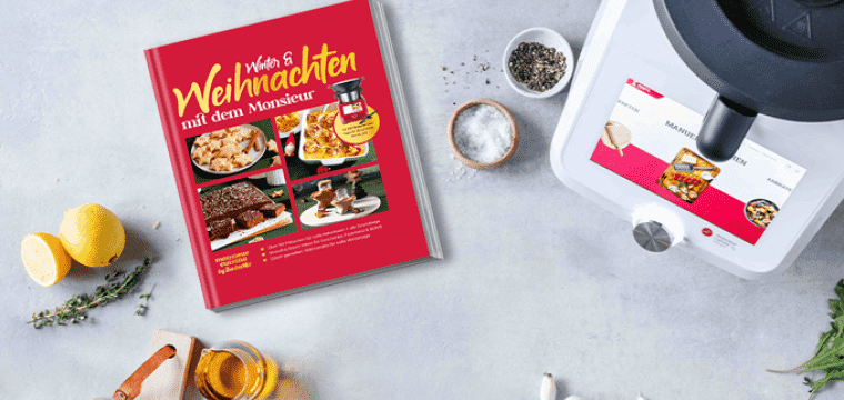 Kochbuch Winter & Weihnachten auf einem Tisch neben dem MC